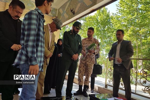 غبارروبی مزار شهدا در اولین روز هفته معلم  در رودهن