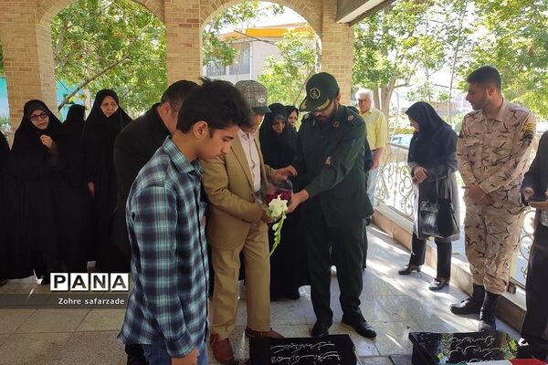 غبارروبی مزار شهدا در اولین روز هفته معلم  در رودهن