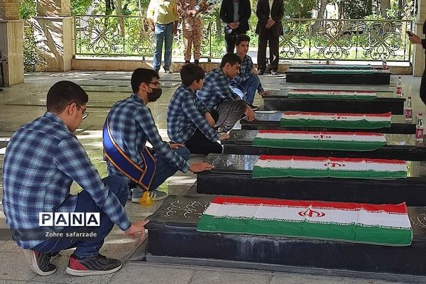 غبارروبی مزار شهدا در اولین روز هفته معلم  در رودهن