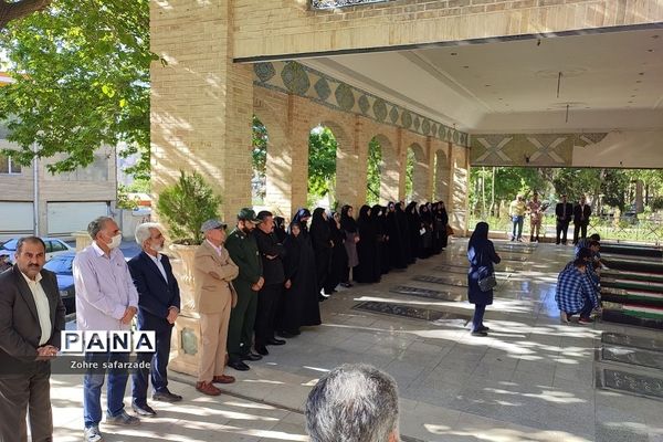 غبارروبی مزار شهدا در اولین روز هفته معلم  در رودهن