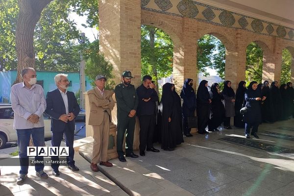 غبارروبی مزار شهدا در اولین روز هفته معلم  در رودهن