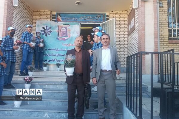 استقبال دانش‌آموزان در اولین روز هفته معلم از معلمان در رودهن