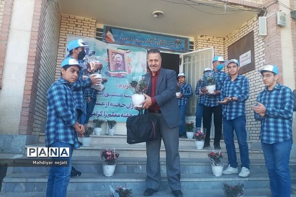 استقبال دانش‌آموزان در اولین روز هفته معلم از معلمان در رودهن