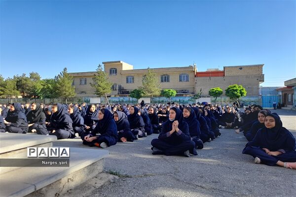 برگزاری مراسم روز معلم درمدرسه مهدیه شهرستان‌ شهریار