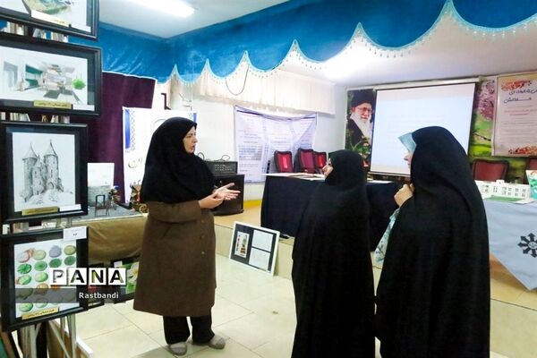 بازدید مدیر آموزش و پرورش منطقه ۱۳ از نمایشگاه دستاوردهای دانش‌آموزان
