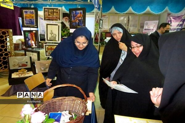 بازدید مدیر آموزش و پرورش منطقه ۱۳ از نمایشگاه دستاوردهای دانش‌آموزان