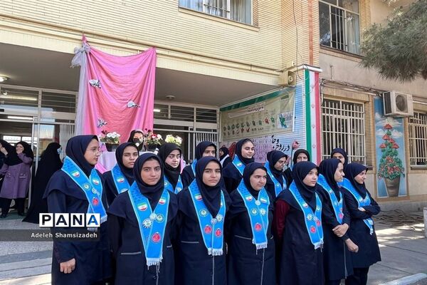 گرامیداشت روز معلم در دبیرستان شاهد تقواپیشگان