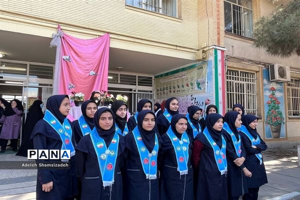 گرامیداشت روز معلم در دبیرستان شاهد تقواپیشگان