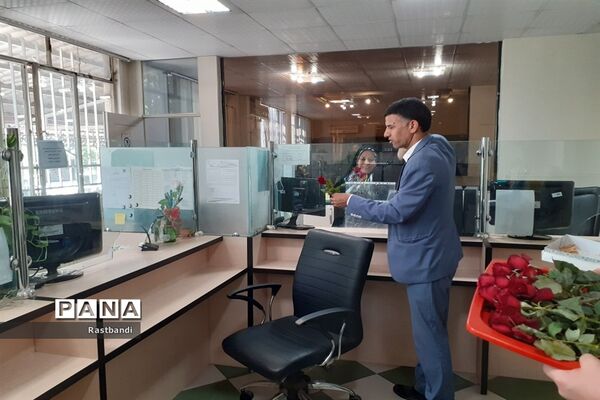 تقدیر از فرهنگیان آموزش و پرورش منطقه ۱۳ توسط دانش‌آموزان پیشتاز