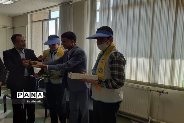 تقدیر از فرهنگیان آموزش و پرورش منطقه ۱۳ توسط دانش‌آموزان پیشتاز