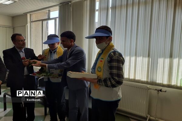 تقدیر از فرهنگیان آموزش و پرورش منطقه ۱۳ توسط دانش‌آموزان پیشتاز