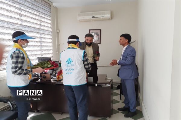 تقدیر از فرهنگیان آموزش و پرورش منطقه ۱۳ توسط دانش‌آموزان پیشتاز