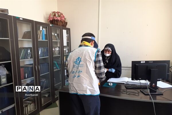 تقدیر از فرهنگیان آموزش و پرورش منطقه ۱۳ توسط دانش‌آموزان پیشتاز