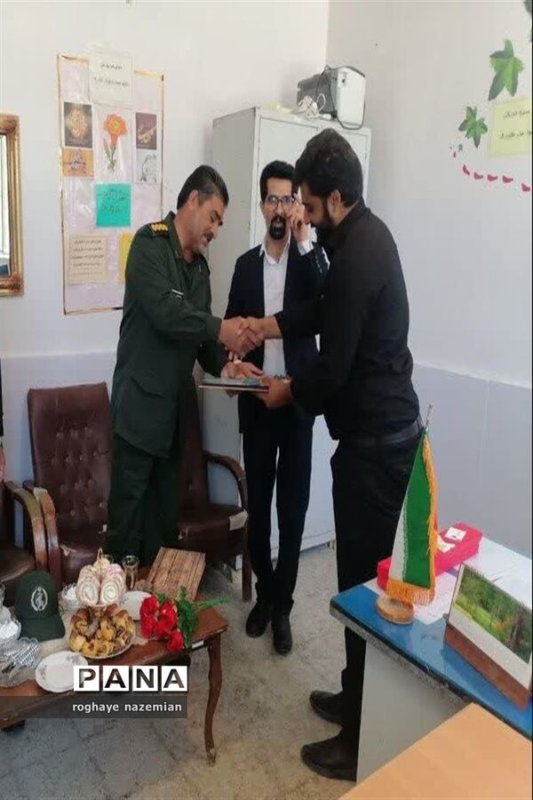 تجلیل از آموزگاران دبستان مقداد بخش چاهک شهرستان خاتم
