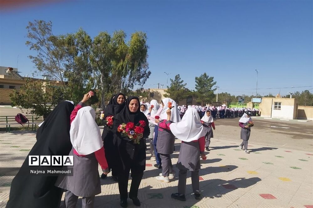 تقدیر از آموزگاران مدرسه غفاری شهرستان خاتم