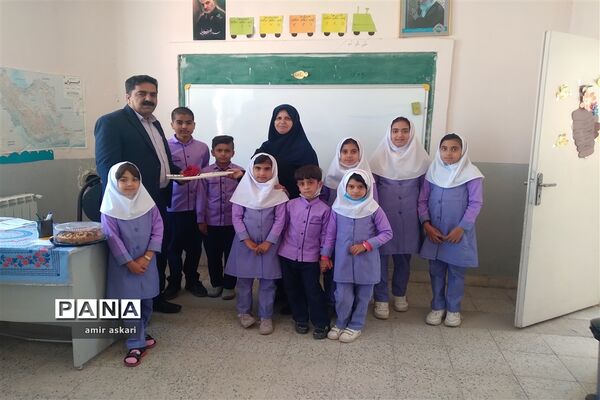 تجلیل از آموزگاران دبستان عشایری امام حسن عسکری خاتم