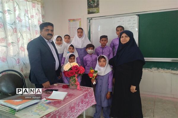 تجلیل از آموزگاران دبستان عشایری امام حسن عسکری خاتم