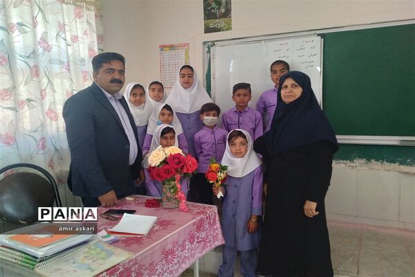 تجلیل از آموزگاران دبستان عشایری امام حسن عسکری خاتم