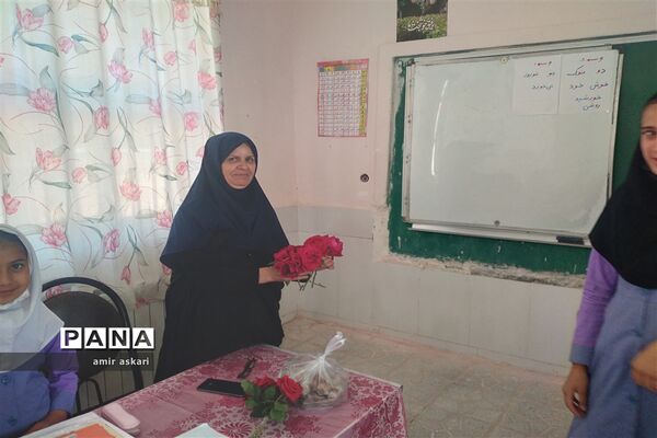 تجلیل از آموزگاران دبستان عشایری امام حسن عسکری خاتم