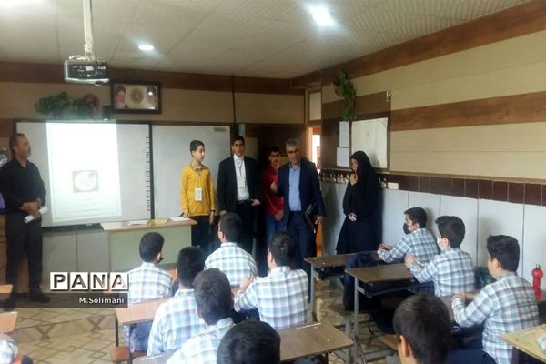 مدرسه در دست بچه‌ها