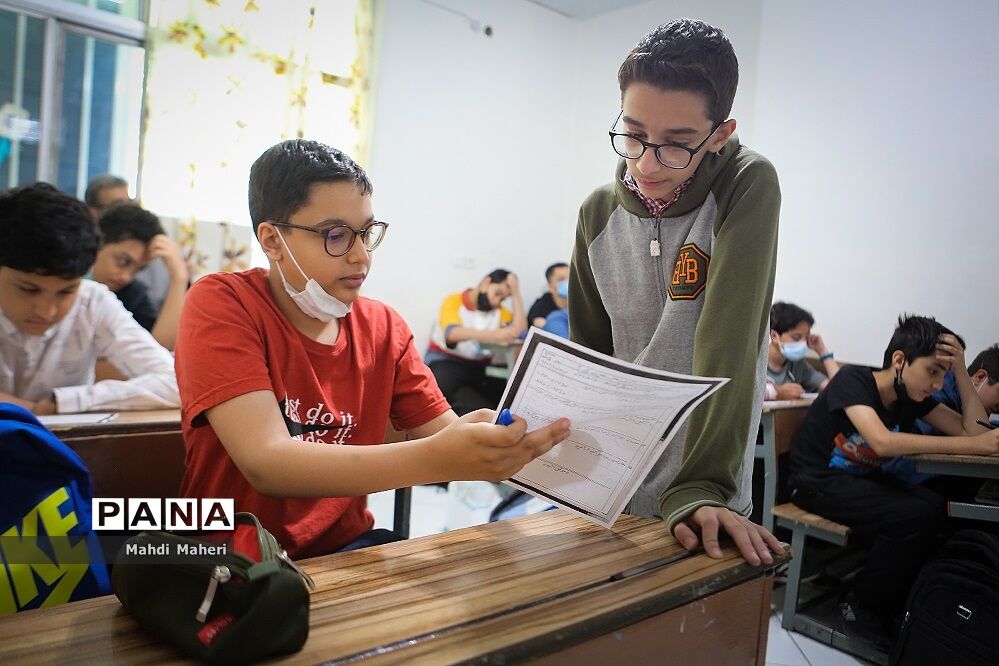 دانش‌آموزانی که در جای معلمان خود نشستند