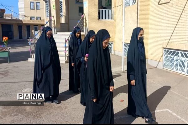 تجلیل از معلمان دبیرستان سکینه اولیا ناحیه یک یزد