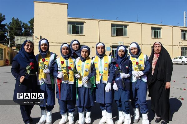 تقدیر اعضای سازمان دانش‌آموزی کرمانشاه از مسئولین آموزش و پرورش در روز معلم