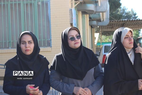 تقدیر اعضای سازمان دانش‌آموزی کرمانشاه از مسئولین آموزش و پرورش در روز معلم