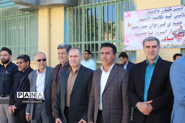 تقدیر اعضای سازمان دانش‌آموزی کرمانشاه از مسئولین آموزش و پرورش در روز معلم