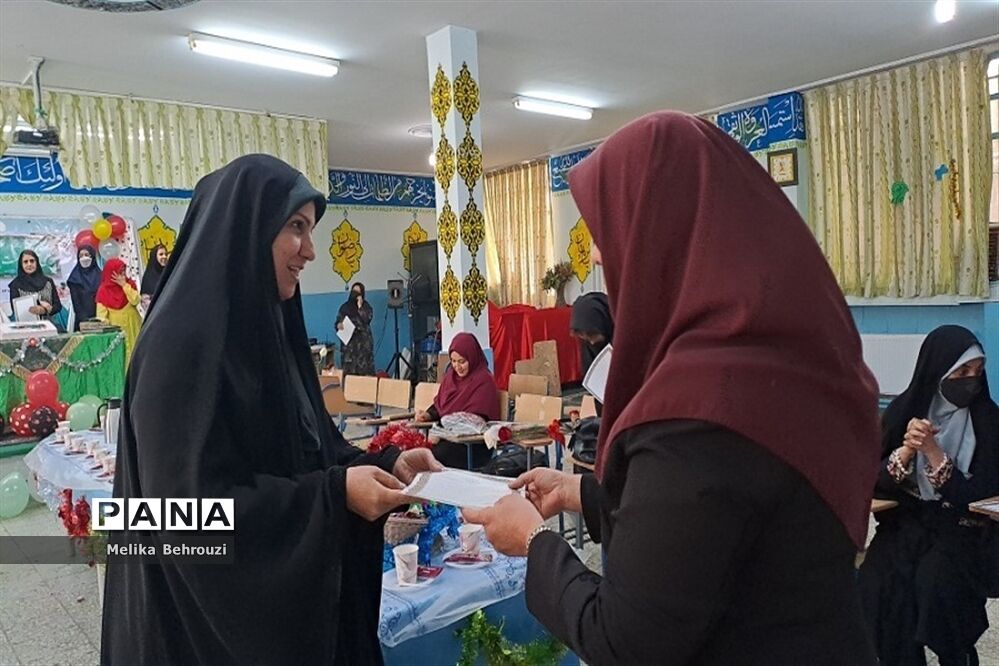 گرامیداشت هفته معلم در دبیرستان سیزده آبان ناحیه یک کرج