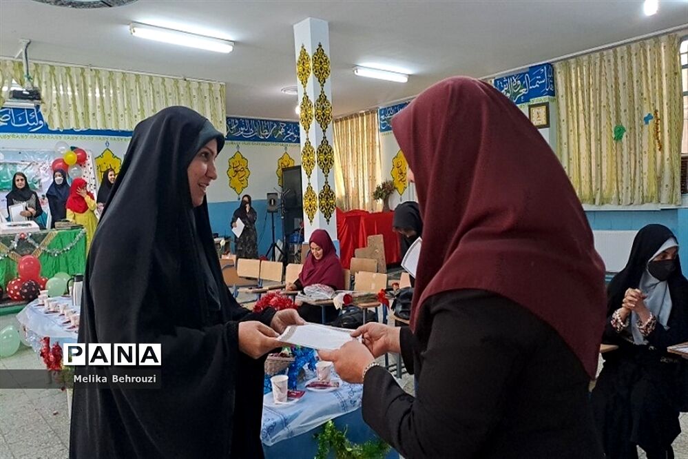 گرامیداشت هفته معلم در دبیرستان سیزده آبان ناحیه یک کرج