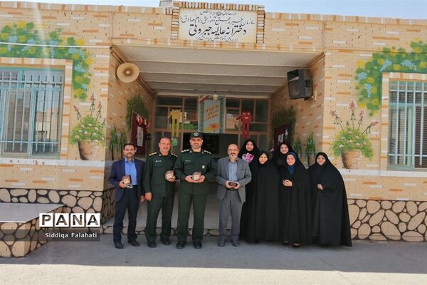 تجلیل از مقام شامخ معلم در دبستان عالیه جبروتی یک ناحیه یک یزد