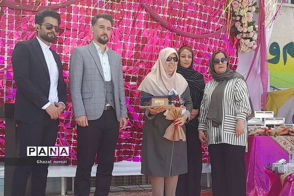 تجلیل از مقام شامخ معلمان  در دبستان کشاورز  ناحیه 2 بهارستان