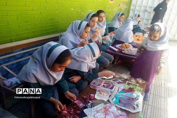 بازارچه دانش‌آموزی به‌مناسبت هفته معلم در دبستان پرنیان ابرکوه