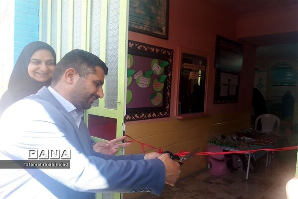 بازارچه دانش‌آموزی به‌مناسبت هفته معلم در دبستان پرنیان ابرکوه