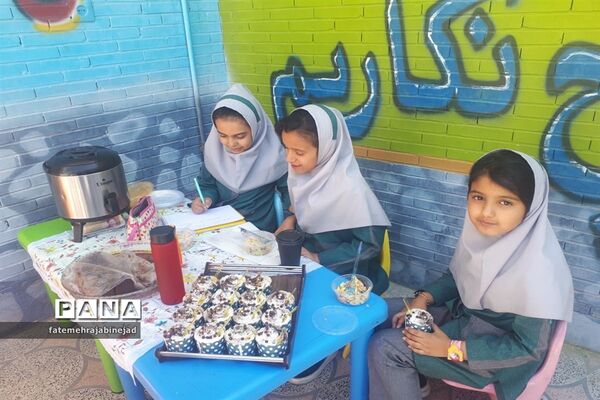 بازارچه دانش‌آموزی به‌مناسبت هفته معلم در دبستان پرنیان ابرکوه