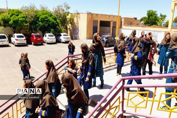 بازدید دانش‌آموزان پایه نهم آموزشگاه احرار از دبیرستان کار و دانش نور ملارد