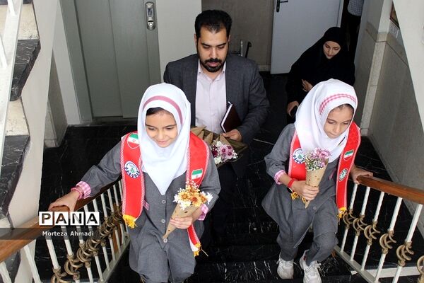 تبریک روز معلم به کارکنان سازمان پژوهش و مؤلفان کتب درسی توسط دانش‌آموزان عضو سازمان دانش‌آموزی شهرستان‌های استان تهران