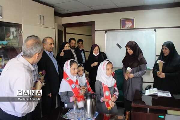 تبریک روز معلم به کارکنان سازمان پژوهش و مؤلفان کتب درسی توسط دانش‌آموزان عضو سازمان دانش‌آموزی شهرستان‌های استان تهران