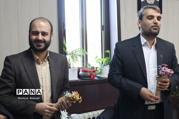 تبریک روز معلم به کارکنان سازمان پژوهش و مؤلفان کتب درسی توسط دانش‌آموزان عضو سازمان دانش‌آموزی شهرستان‌های استان تهران