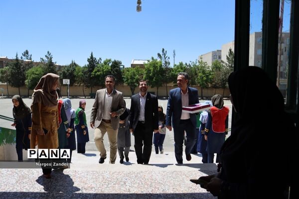 بازدید مدیر آموزش و پرورش شهرستان ملارد از مدارس به مناسبت گرامیداشت روز معلم