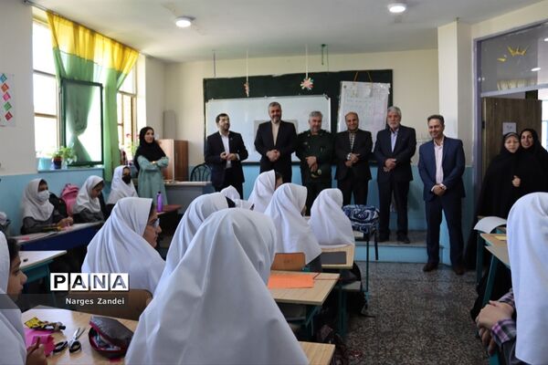 بازدید مدیر آموزش و پرورش شهرستان ملارد از مدارس به مناسبت گرامیداشت روز معلم