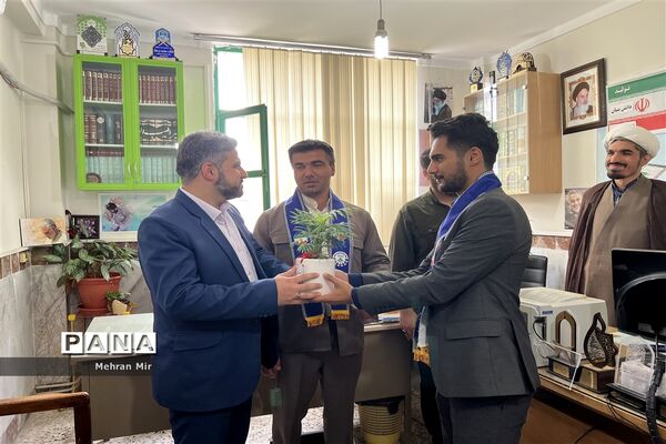 تقدیر اعضای سازمان دانش‌آموزی گلستان از مسئولان آموزش و پرورش به‌مناسبت گرامیداشت هفته معلم
