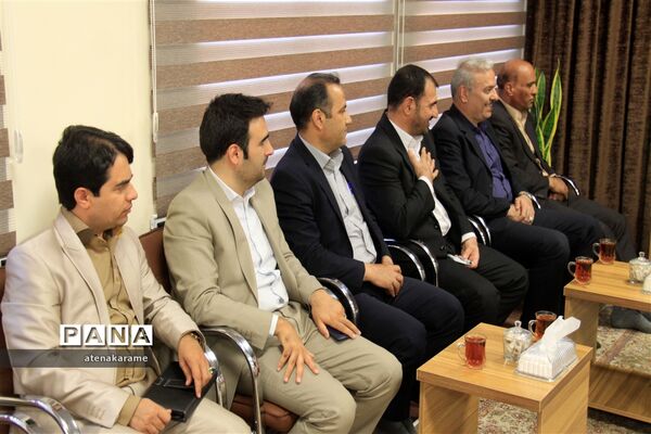 دیدار اعضای ستاد گرامیداشت مقام معلم با نماینده ولی فقیه