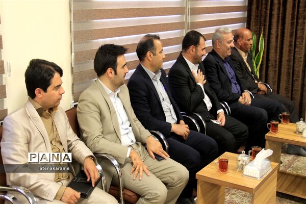 دیدار اعضای ستاد گرامیداشت مقام معلم با نماینده ولی فقیه