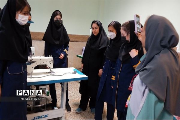 بازدید دانش‌آموزان مدرسه پاکان از هنرستان طوبی ملارد