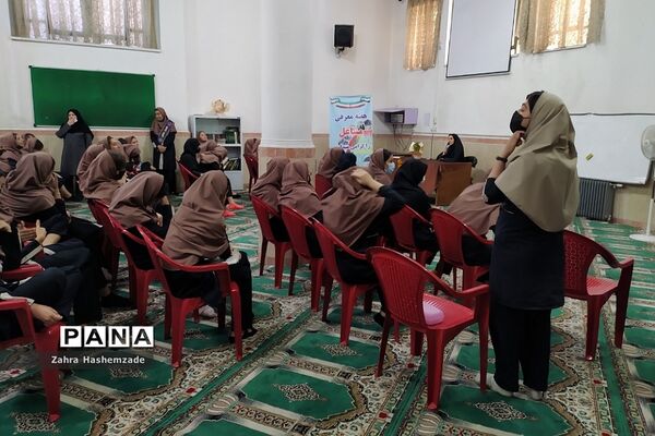گرامیداشت هفته مشاغل در دبیرستان مهدیه ناحیه یک شهرری