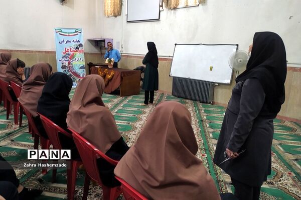 گرامیداشت هفته مشاغل در دبیرستان مهدیه ناحیه یک شهرری