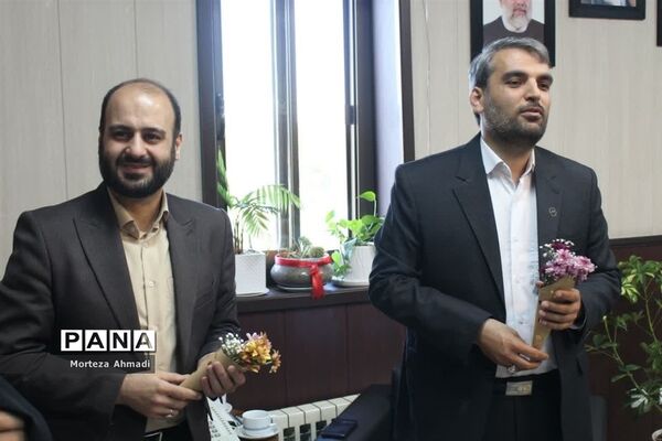 تبریک هفته معلم به مدیرکل آموزش و پرورش شهرستان‌های استان تهران توسط دانش‌آموزان عضو سازمان دانش‌آموزی