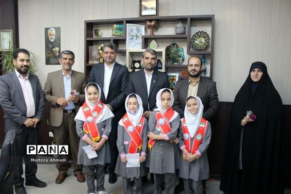 تبریک هفته معلم به مدیرکل آموزش و پرورش شهرستان‌های استان تهران توسط دانش‌آموزان عضو سازمان دانش‌آموزی